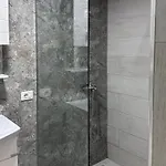 Akomodim I Persosur Per Pushime