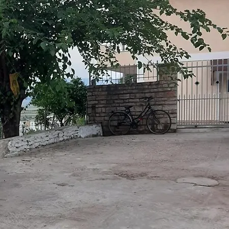 Akomodim I Persosur Per Pushime Saranda